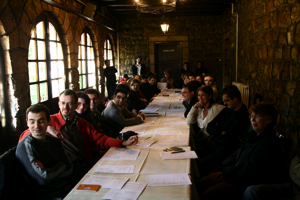En plein travail... Rangée de gauche : Loïc Trégourès, Laurent Rouy,  Ivana Dimitrovska, Afrim Jashari... Rangée de droite : Jacqueline Dérens, Belgzim Kamberi, Nerimane Kamberi, etc.
