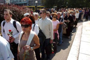 Serbie : Belgrade rend hommage à Brice Taton et se mobilise contre la violence