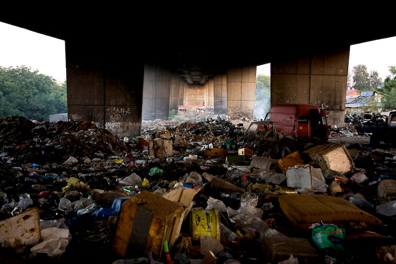 Sous le pont Gazela, en bordure du camp rom