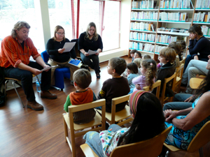 Lecture de contes pour un public captivé Lecture de contes pour un public captivé
