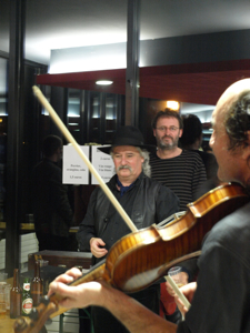 Après le concert, on continue : Erik Marchand, Velibor Čolić et, au violon, Jacky Mollard Après le concert, on continue : Erik Marchand, Velibor Čolić et, au violon, Jacky Mollard