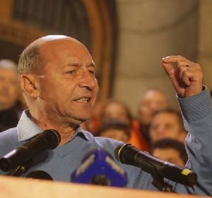 Présidentielle roumaine : Băsescu officiellement en tête, Geoană a crié victoire trop tôt