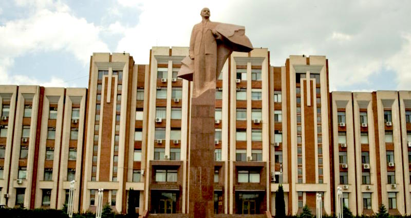 La statue de Lénine devant le Soviet suprême de Tiraspol, la capitale de la république autonome de Transnistrie