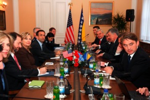 Hillary Clinton à Sarajevo : « Les États-Unis croient en l&rsquo;avenir de la Bosnie »