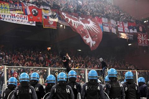 Les hooligans serbes provoquent une nuit de violence à Gênes