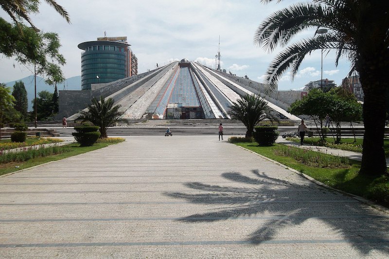 En Albanie, les fantômes et les polémiques de la Pyramide de Tirana