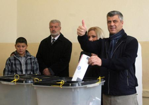 Elections au Kosovo : le PDK en tête selon un premier sondage sorti des urnes