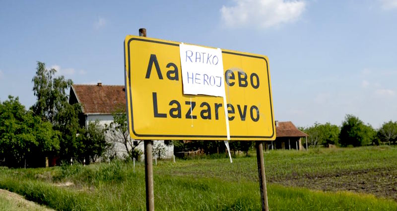 À l'entrée du village du Lazarevo, une affichette en l'honneur du «héros» arrêté