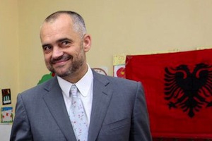 Albanie : des incidents émaillent les élections, indécision à Tirana