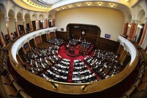 Serbie : le Parlement vote la fin des démissions pré-signées, un point-clé pour l&rsquo;intégration à l&rsquo;UE