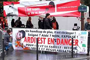 Ardi Vrenezi, jeune polyhandicapé du Kosovo, autorisé à revenir en France
