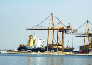 La Macédoine doit-elle investir dans la privatisation du port de Thessalonique ?