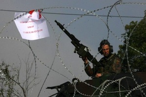Nord du Kosovo : la Kfor fait tomber la barricade de Jarinje par la force, sept Serbes et quatre soldats de l’Otan blessés
