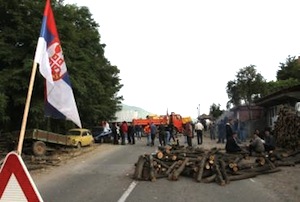 Barricades dans le nord du Kosovo : liberté de passage pour la Kfor, sous condition pour Eulex