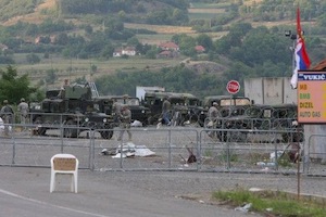 Nord du Kosovo : les Serbes manifestent contre le démantèlement des barricades prévu par la Kfor