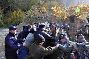 Situation tendue dans le nord du Kosovo : la Kfor démantèle la barricade de Brnjak