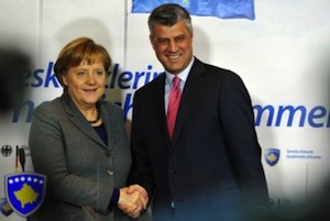 Crise au Kosovo : Angela Merkel apporte sa liste au Père Thaçi