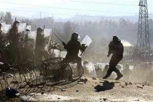 Nord du Kosovo : Tadić appelle au démantèlement des barricades, les Serbes en construisent trois nouvelles