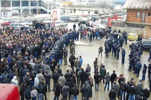 Blocage des frontières du Kosovo : violents heurts entre les manifestants et la police