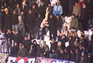 Un hooligan arrêté en Macédoine et extradé vers la Serbie