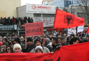 Kosovo : manifestation contre l’accord conclu avec la Serbie