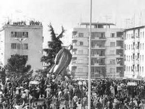 Histoire : le 20 février 1991, quand la statue d’Enver tombait