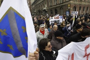 Sarajevo : Serbes et Bosniaques s&rsquo;opposent lors des commémorations de l&rsquo;attaque de la rue Dobrovoljačka