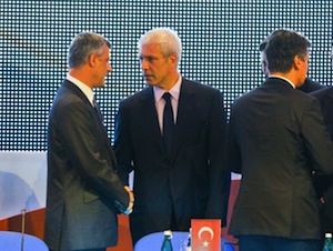 Kosovo-Serbie : une poignée de main très controversée entre Boris Tadić et Hashim Thaçi