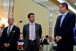 Expulsion des Rroms : Manuel Valls persiste, signe et visite la cantine