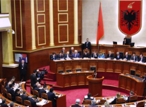Albanie : la loi sur l&rsquo;immunité enfin adoptée par le Parlement