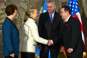 Hillary Clinton et Catherine Ashton à Belgrade : « le dialogue n&rsquo;implique pas la reconnaissance du Kosovo »