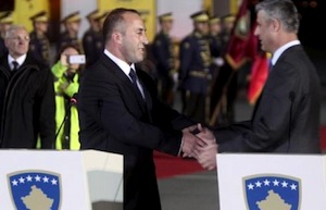 Hashim Thaçi accueille Ramush Haradinaj de retour de La Haye jeudi 29 novembre