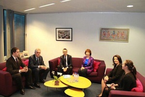 Rencontre des présidents serbe et kosovar à Bruxelles : une poignée de mains, et puis rien