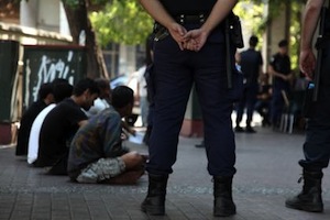 Grèce : la police donne l&rsquo;assaut contre des migrants en colère