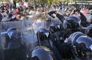 Kosovo : violents heurts devant le Parlement pendant la ratification de l’accord avec la Serbie