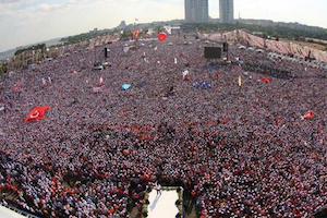 Turquie : Erdoğan rassemble ses partisans, Istanbul bouillonne toujours