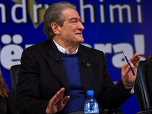 Salaires, retraites : en Albanie, Sali Berisha rase gratis à quelques jours des élections