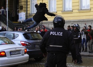 Bulgarie : les étudiants tentent de bloquer le Parlement, heurts avec la police
