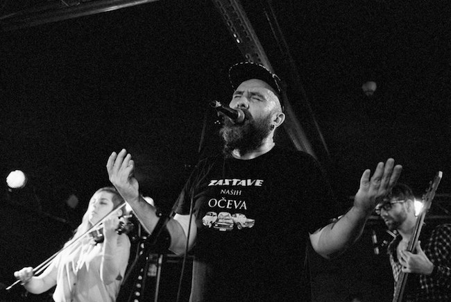 Au centre, Gino, l'emblématique chanteur du combo gypsy punk Kultur Shock © Milomir Kovačević Au centre, Gino, l'emblématique chanteur du combo gypsy punk Kultur Shock © Milomir Kovačević