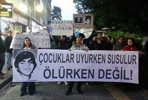 Turquie : la mort d&rsquo;un adolescent fait descendre des milliers de personnes dans les rues