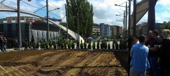 Kosovo : la barricade du pont de Mitrovica remplacée par des pots de fleurs