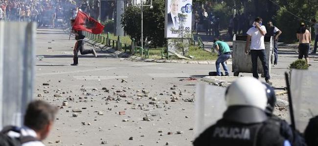 Kosovo : violente manifestation à Mitrovica contre les jardinières de Belgrade