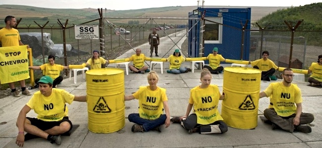 Gaz de schiste en Roumanie : Greenpeace bloque l’accès au site de Chevron à Pungeşti