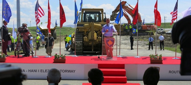 Autoroute du Kosovo : Hashim Thaçi joue les chefs de chantier jusqu’au dernier moment