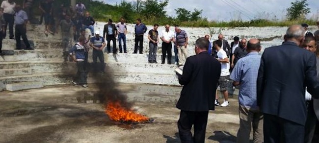 Kosovo : les vétérans de l’UÇK brûlent un livre de Veton Surroi en place publique