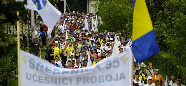 Commémorations de Srebrenica : Naser Orić, l’ancien chef militaire de l’enclave, marche «pour la paix»