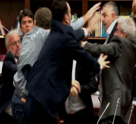 Macédoine : l’opposition albanaise quitte à son tour le Parlement