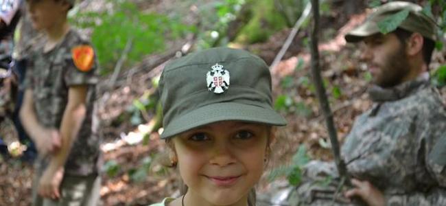 Serbie : les jolies colonies de vacances… où l&rsquo;on manie la kalachnikov