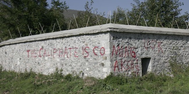 Kosovo : des graffitis soutenant l&rsquo;Etat islamique et l’UÇK tagués sur des murs du monastère de Dečani
