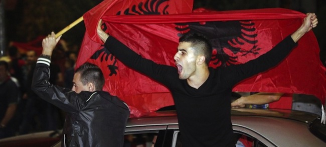 tirana-slavlje-utakmica-albanija-srbija-foto-rojters-1413366964-581375.jpg